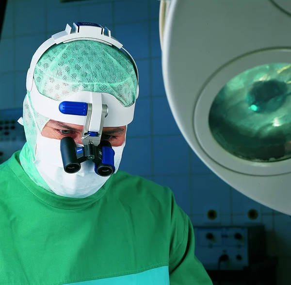 Sistemi ingrandenti montati su caschetto ZEISS KS • Appolloni Ottica srl